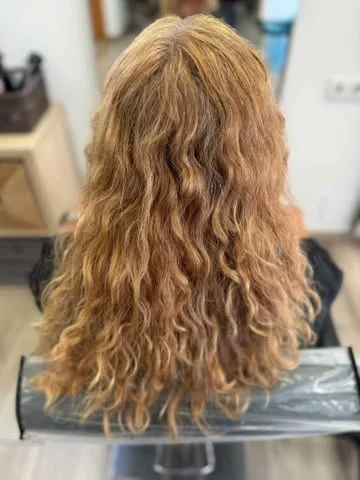 Antes: melena ondulada cobriza y sin definición