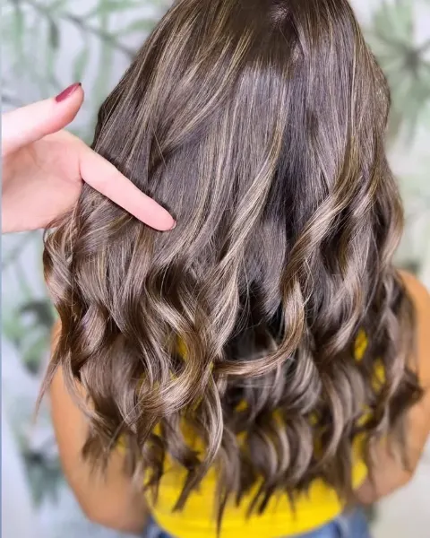 Ondas castañas con reflejos