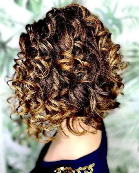 Rizo corto con mechas