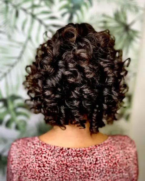 Rizo corto oscuro