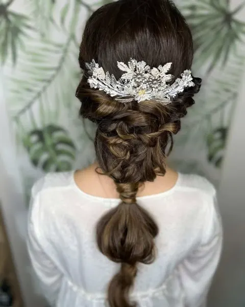 Trenza con tocado de flores